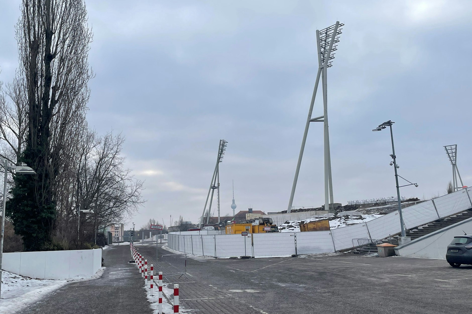 Noch stehen sie: Die beiden östlichen Flutlichtmasten im Jahnsportpark weden gesprengt.