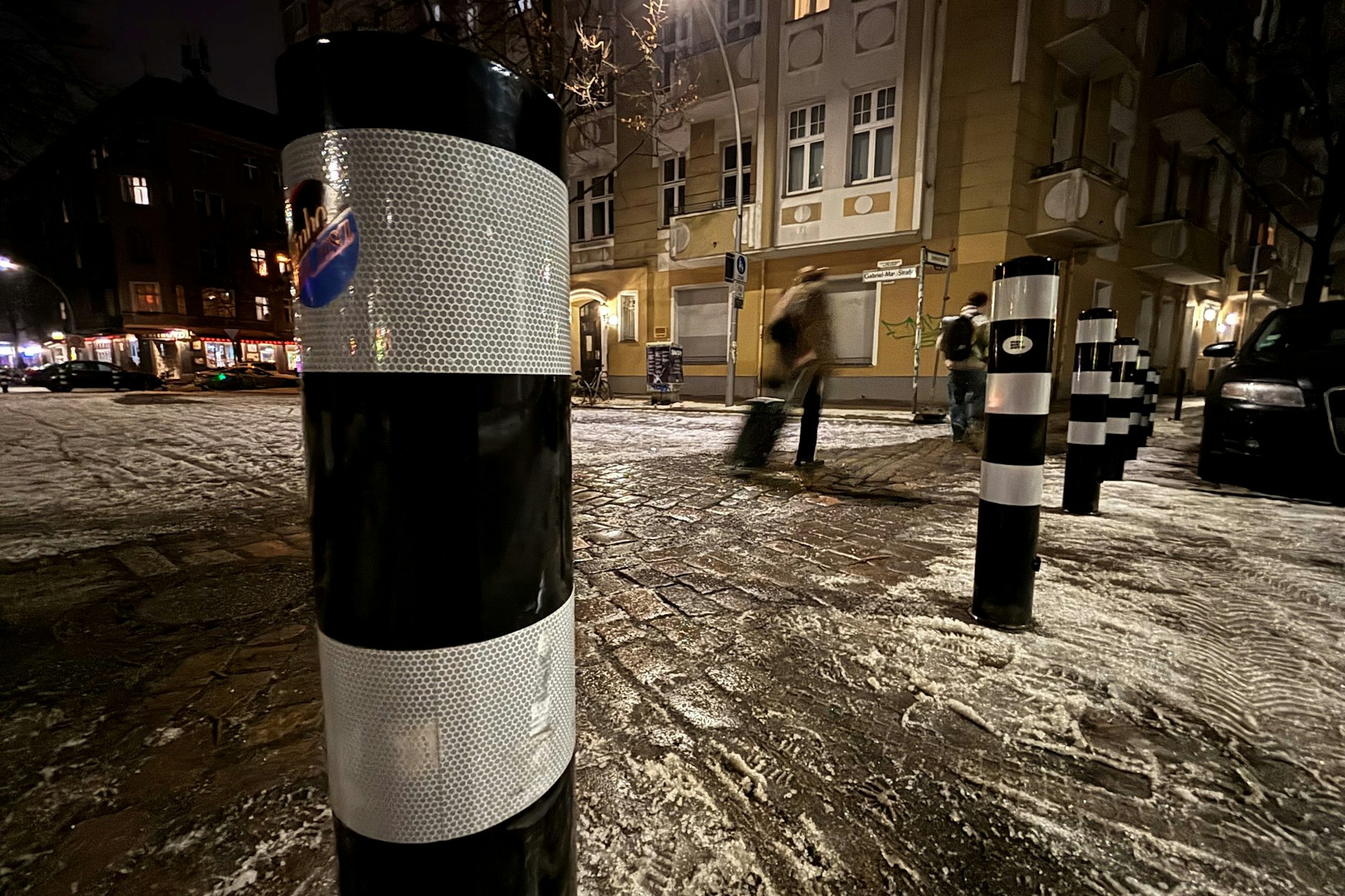 Xhain beruhigt sich: So heißt das Konzept zur flächendeckenden Verkehrsberuhigung in Friedrichshain. Schwarz-weiße Poller sperren einen Teil der Gabriel-Max-Straße ab.