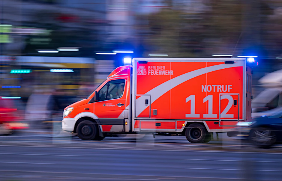  Ein Rettungswagen der Berliner Feuerwehr fährt zum Einsatz (Symbolbild).