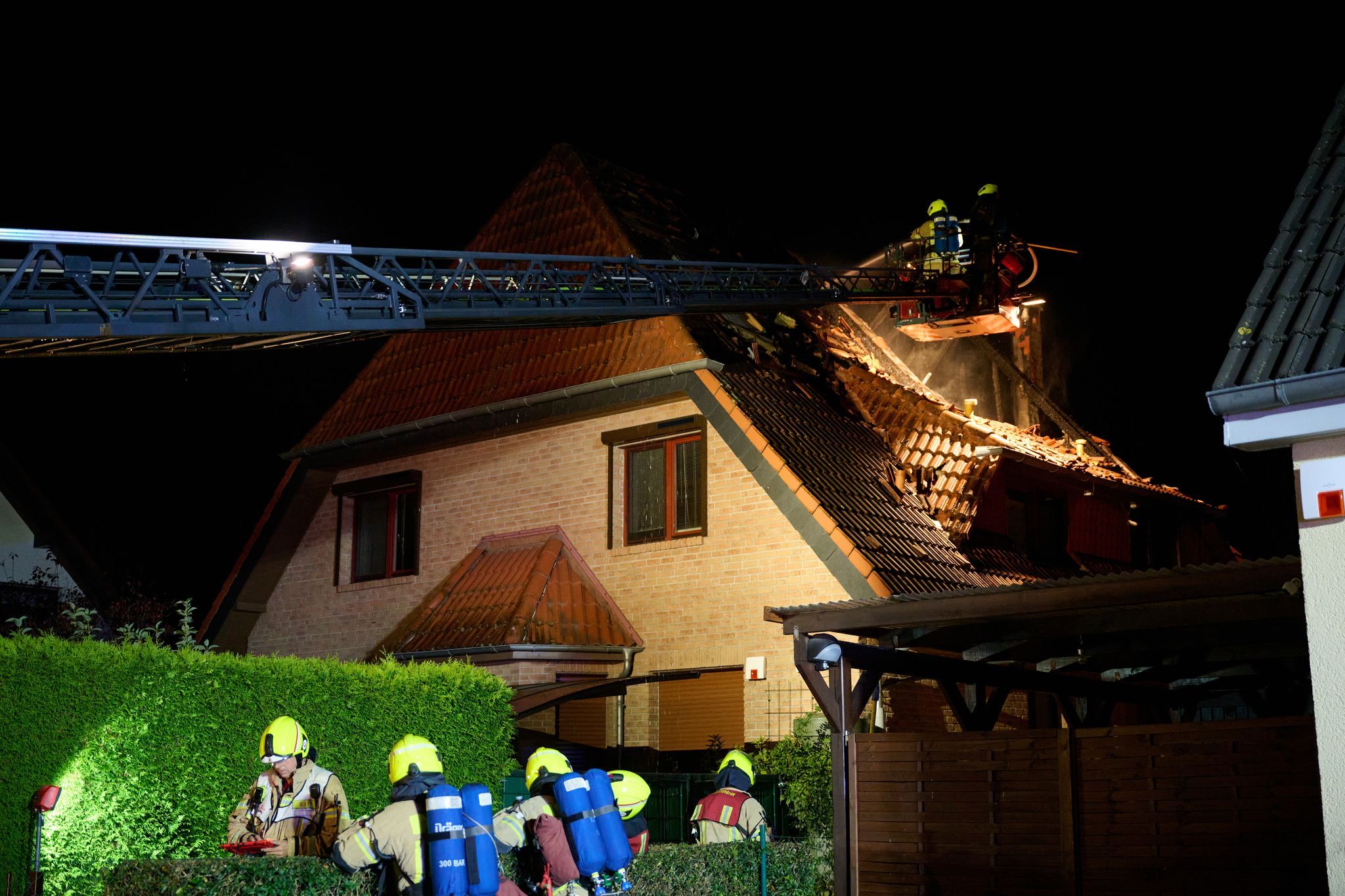 Feuerfalle im Spitzdach: Zwei Arbeiter sterben in Flammenhölle von Marzahn