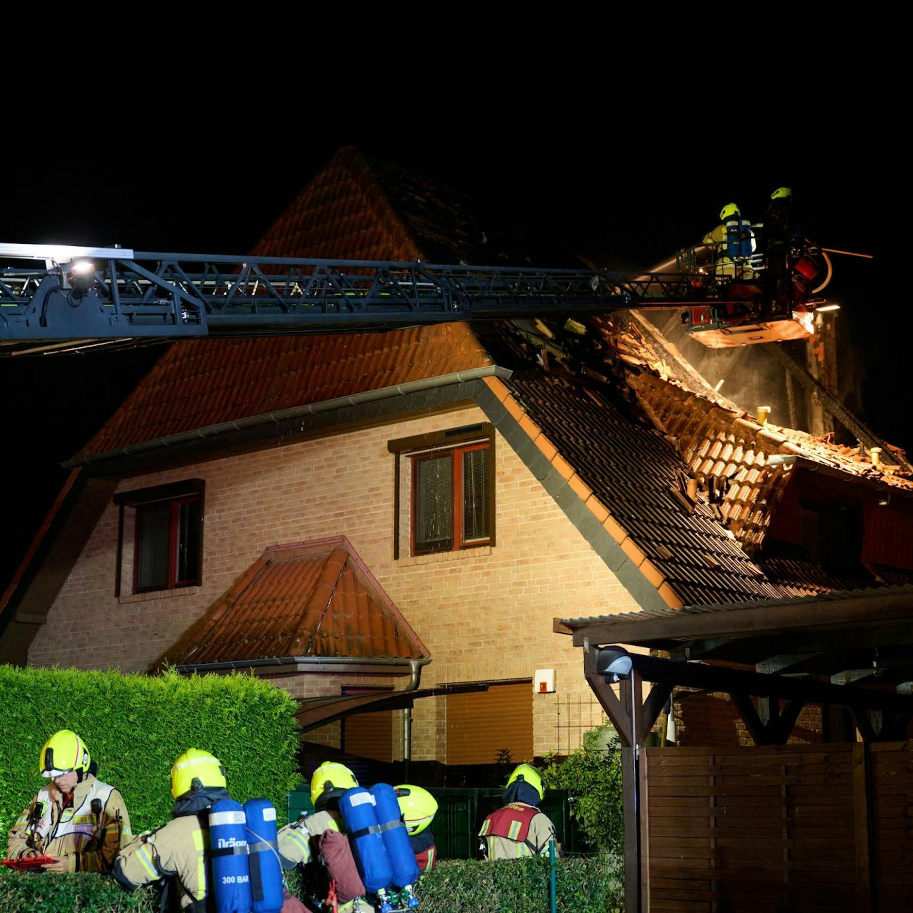 Image - Feuerfalle im Spitzdach: Zwei Arbeiter sterben in Flammenhölle von Marzahn