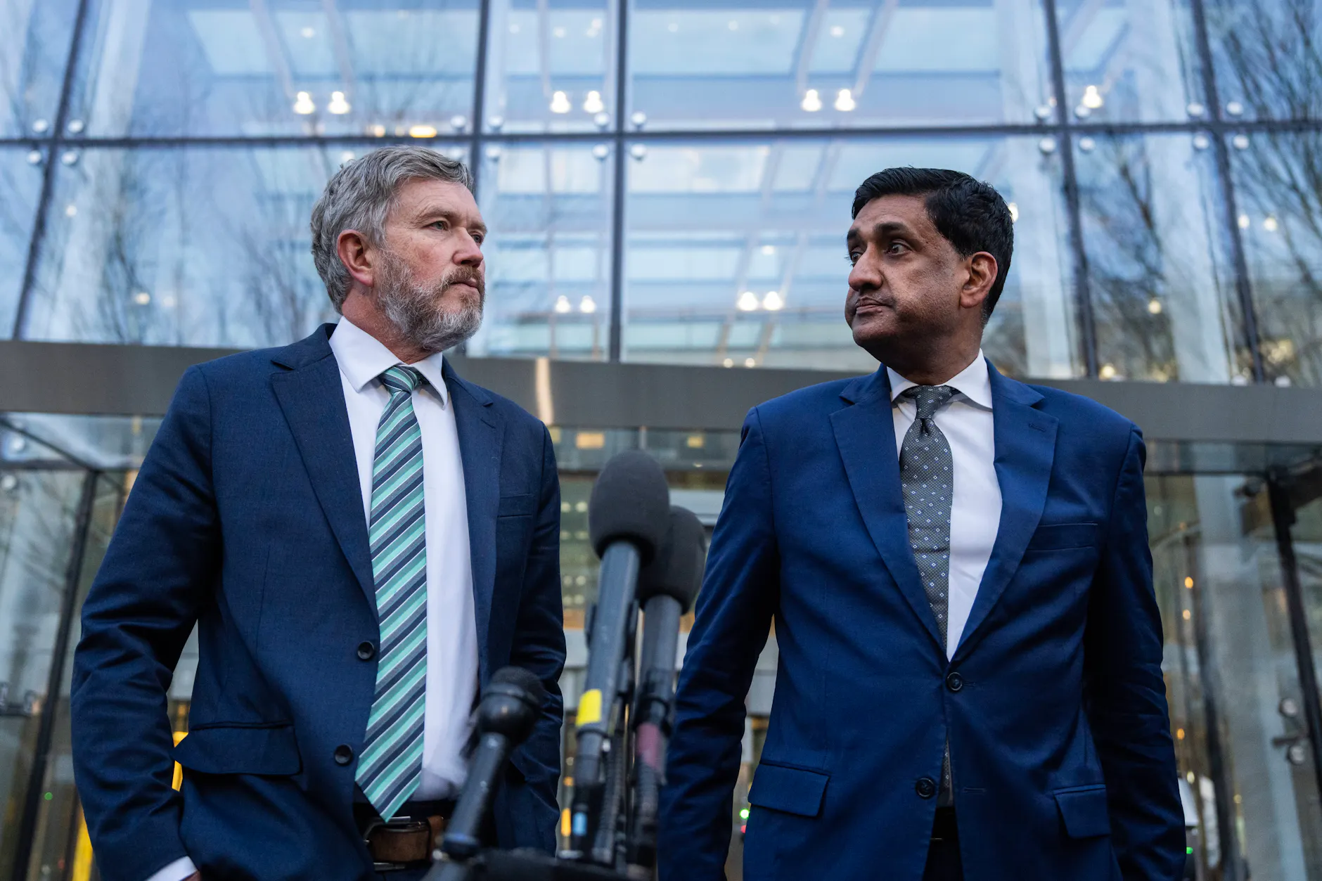 Thomas Massie (l.) und Ro Khanna bei ihrer Pressekonferenz zu den ungeschwärzten Epstein-Akten am Montag