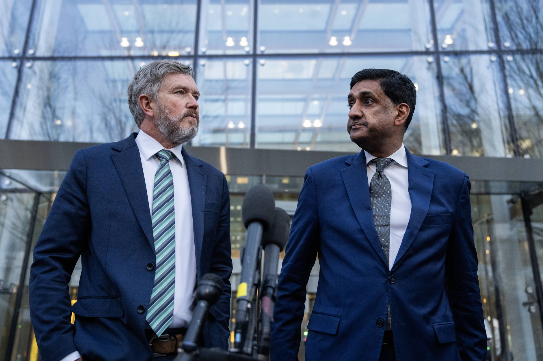 Thomas Massie (l.) und Ro Khanna bei ihrer Pressekonferenz zu den ungeschwärzten Epstein-Akten am Montag