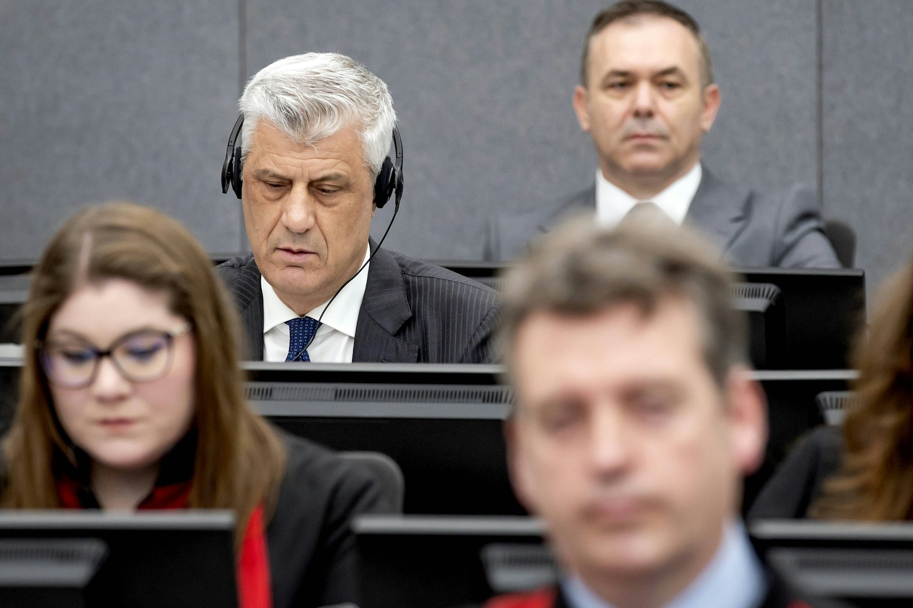 <strong>Der ehemalige kosovarische Präsident Hashim Thaçi (Mitte, mit Kopfhörern) vor dem Kosovo-Tribunal wegen Kriegsverbrechen und Verbrechen gegen die Menschlichkeit zwischen 1998 und 1999.</strong>
