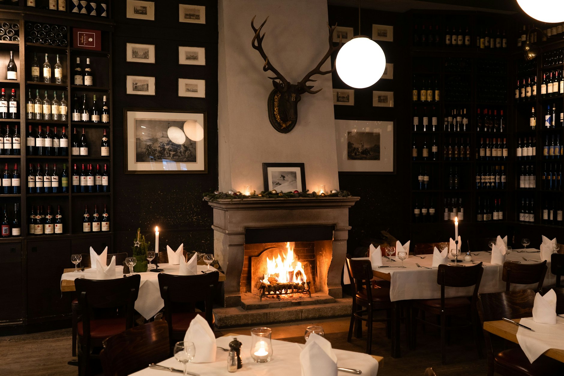 Das historische Kaminzimmer in der Fischerhütte am Schlachtensee lockt mit knisterndem Feuer und Blick auf den winterlichen See.