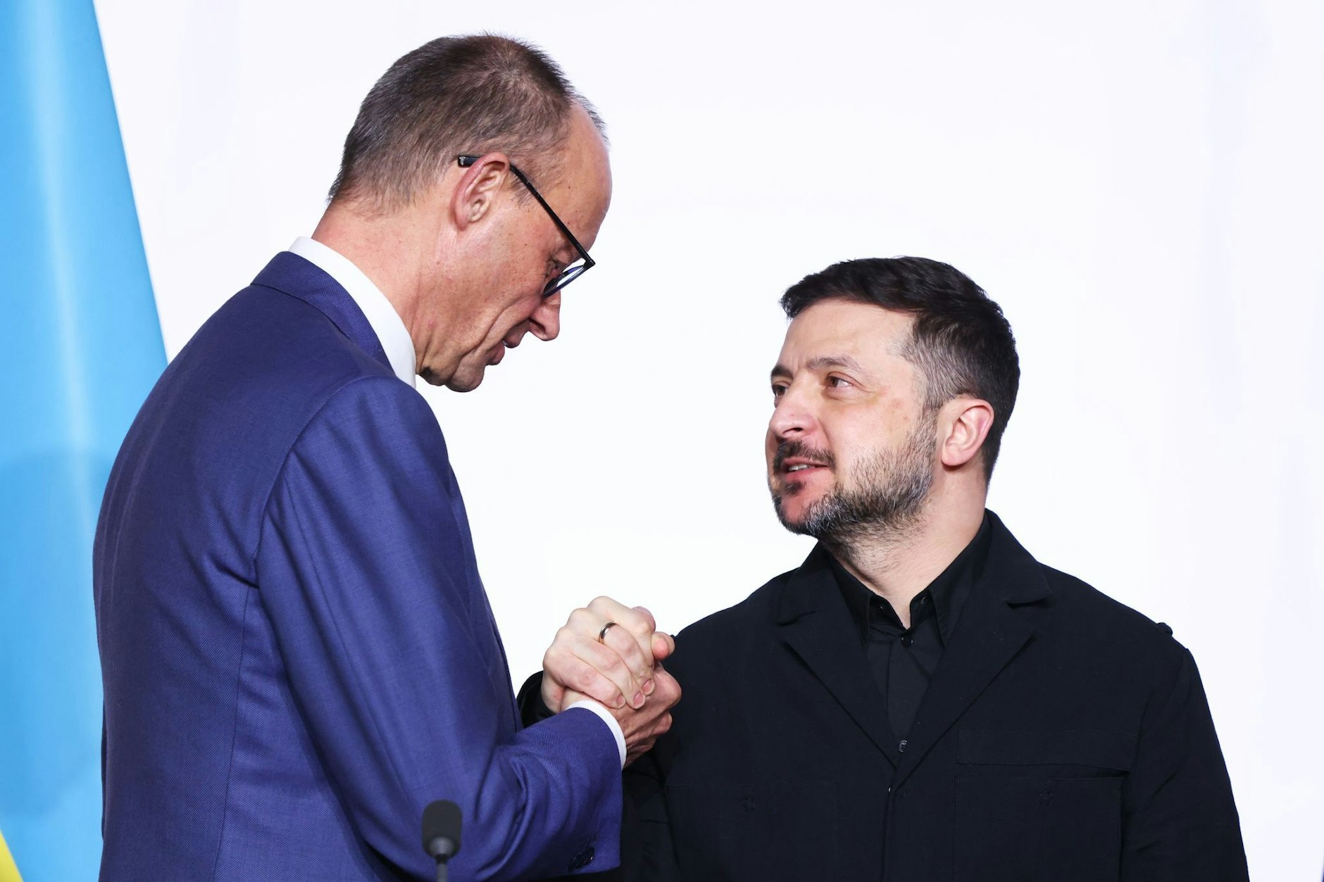 Anfang Januar 2026: Bundeskanzler Friedrich Merz (CDU) und der ukrainische Präsident Wolodymyr Selenskyj schütteln sich nach einem Treffen mit Mitgliedern der Koalition der Willigen die Hand.