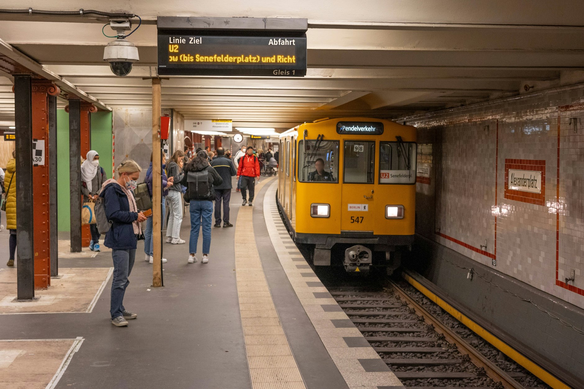 Pendelverkehr der Linie U2 – Züge halten in Richtung Pankow nicht am Senefelderplatz.