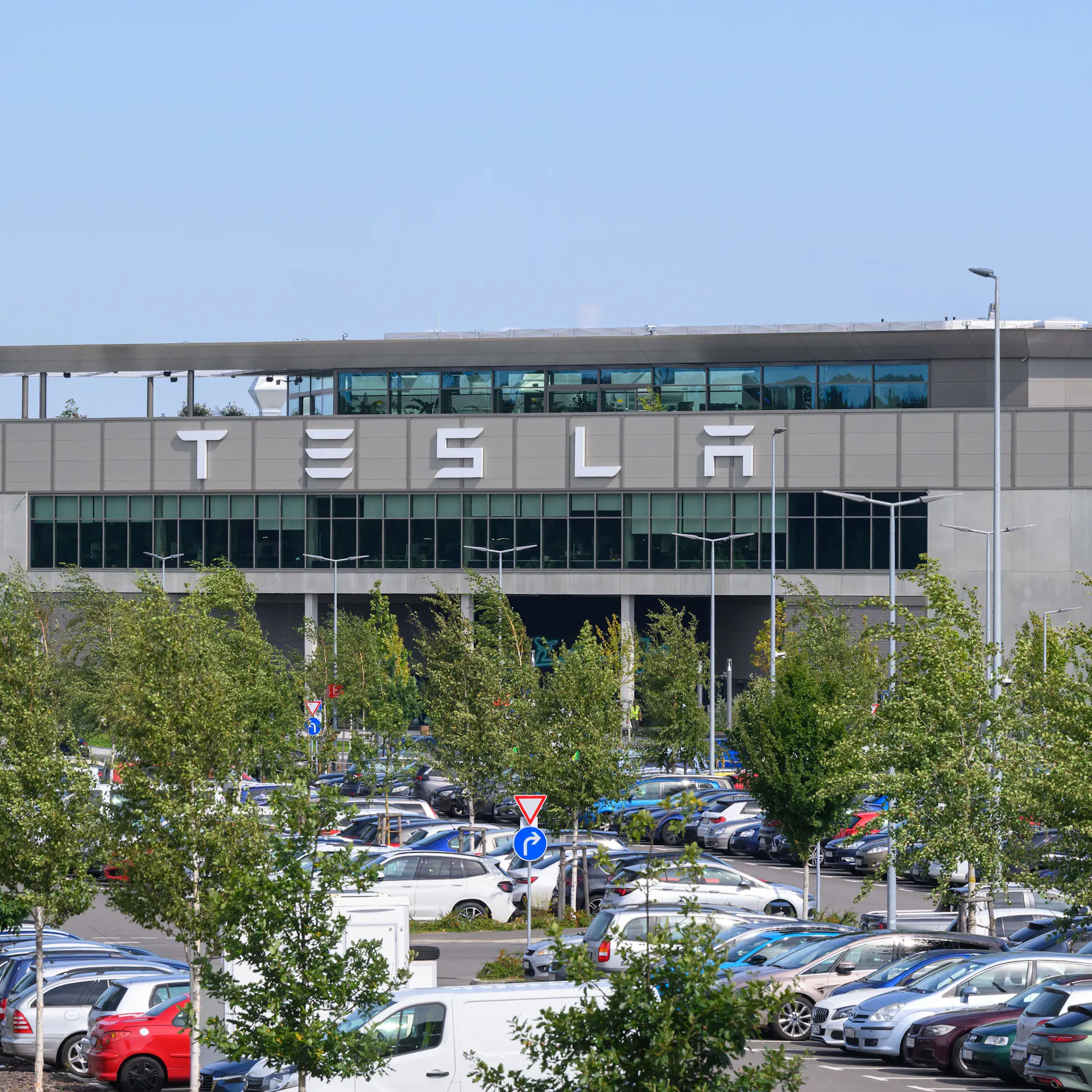 Image - Tesla stellt Strafanzeige gegen IG Metall-Gewerkschaftler: Polizei beschlagnahmt Laptop