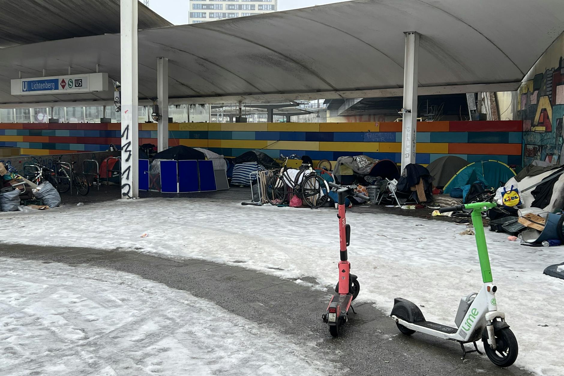 Obdachlose haben am Bahnhof Lichtenberg eine kleine Zeltstadt errichtet.