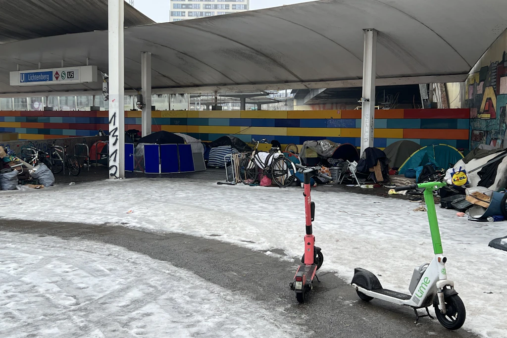 Obdachlose haben am Bahnhof Lichtenberg eine kleine Zeltstadt errichtet.