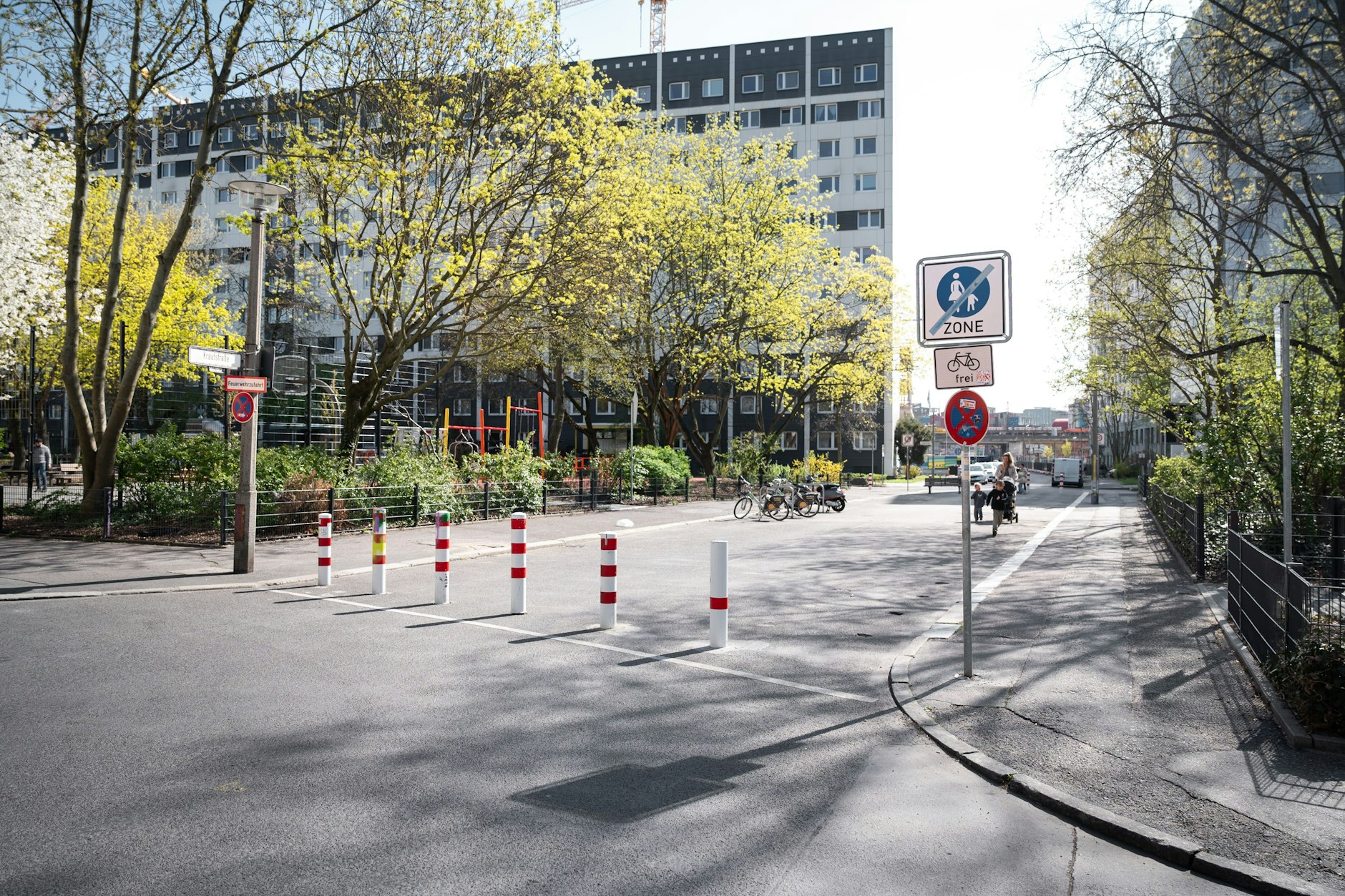 Ein Fußgängerbereich mit Pollern in der Krautstraße in Friedrichshain