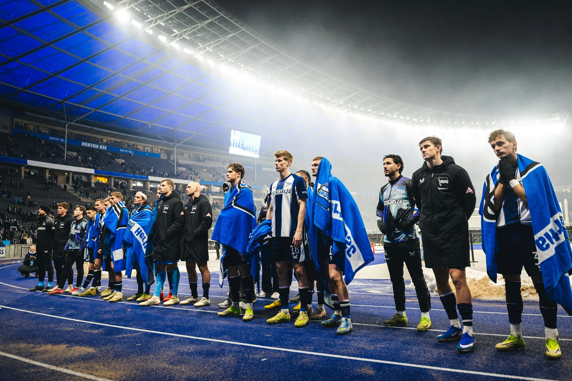 Auch die aufmunternden Worte der Fans in der Ostkurve konnten Herthas Spieler nach dem Pokal-Aus nicht so richtig trösten.
