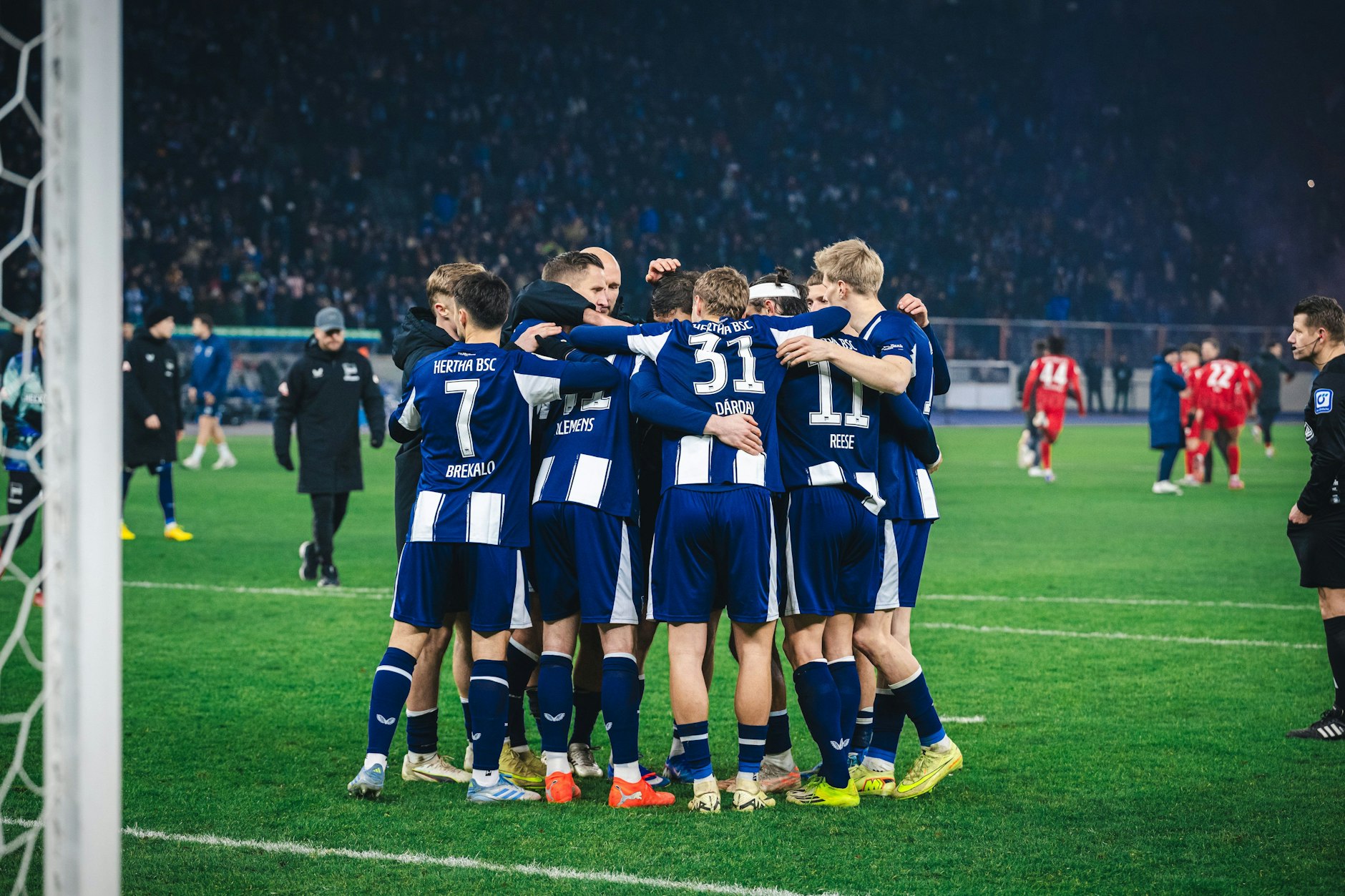 Die Spieler von Hertha BSC bilden nach dem verlorenen Elferkrimi einen Kreis. Nur mit diesem Teamgeist ist der Aufstieg noch möglich.