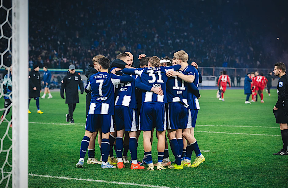 Die Spieler von Hertha BSC bilden nach dem verlorenen Elferkrimi einen Kreis. Nur mit diesem Teamgeist ist der Aufstieg noch möglich.