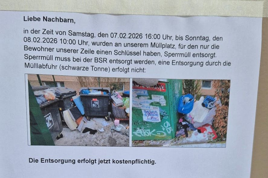 In einem Wohnblock auf dem Steglitzer Damm hängen aktuell diese Warnungen aus.