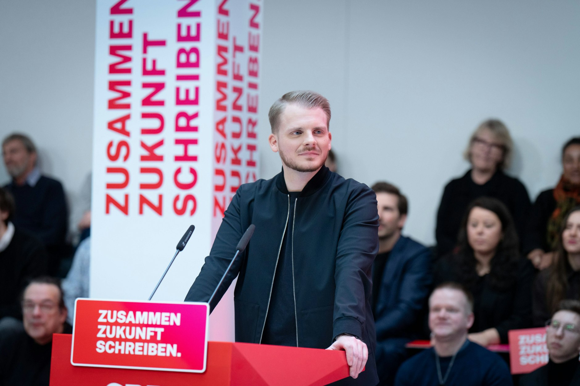 SPD-General Tim Klüssendorf weiß nicht, wie viel Deutschland für Soziales ausgibt.