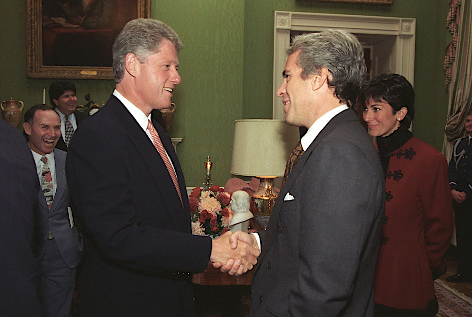 Der damalige US-Präsident Bill Clinton (l.) mit Jeffrey Epstein und Ghislaine Maxwell im Weißen Haus, 29. September 1993.
