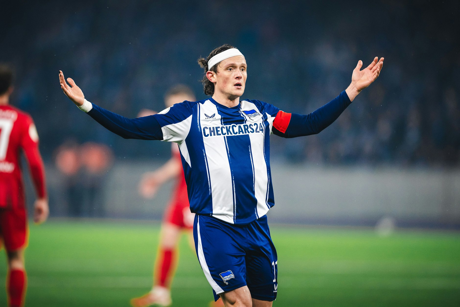 Hertha-Kapitän Fabian Reese konnte es nicht fassen, dass sein Blitztor gegen Freiburg nicht zählte.