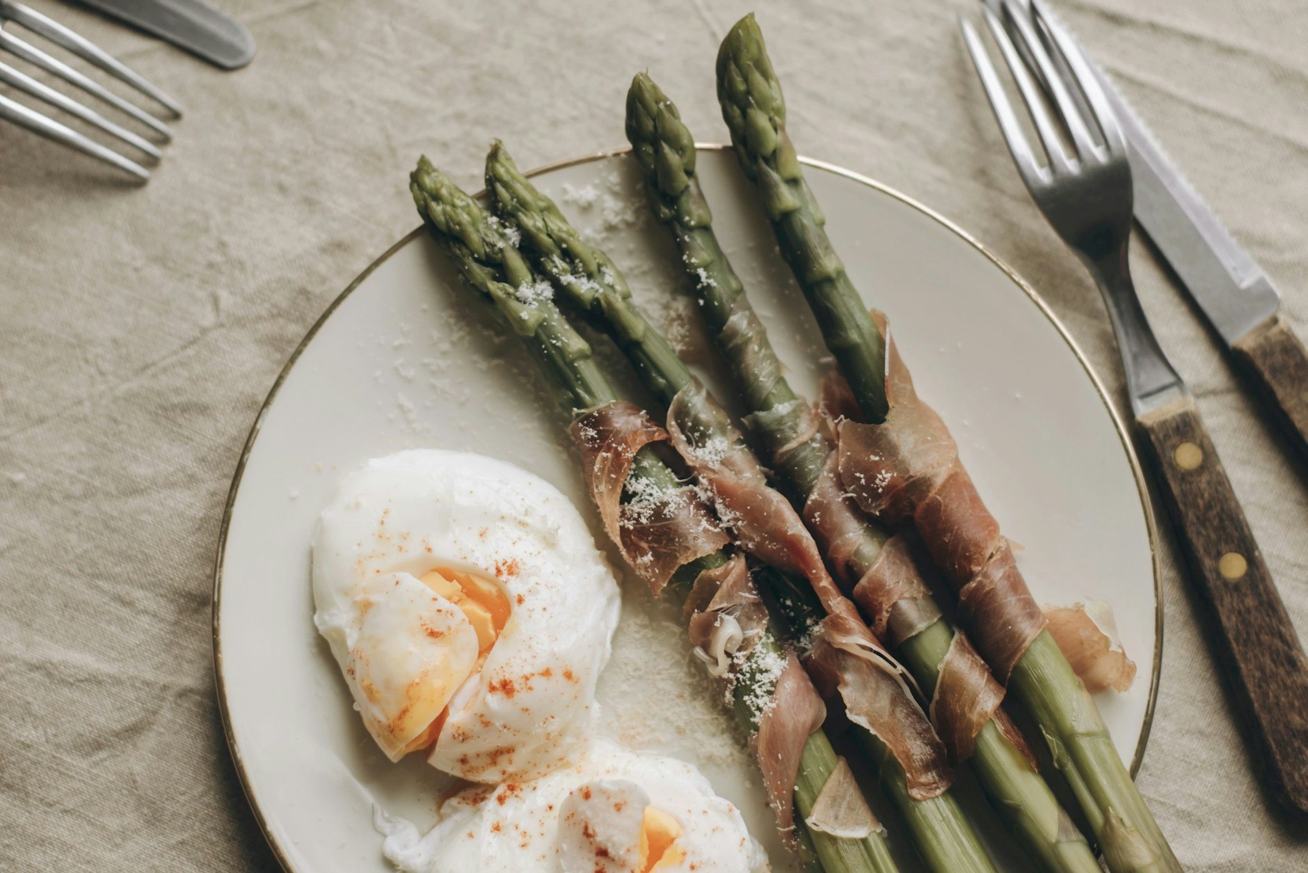 Das perfekte Rezept zum Valentinstag: Spargel im Schinkenmantel, dazu pochierte Eier.