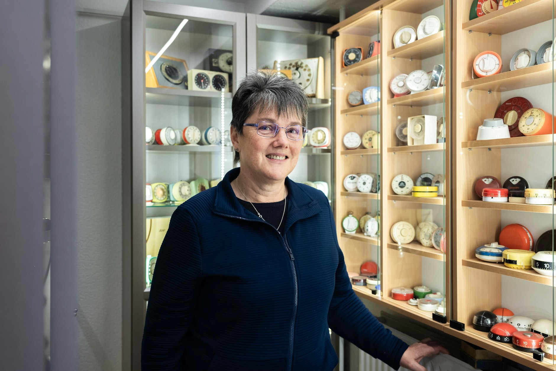 Eieruhren-Sammlerin Doris Türke führt durch ihre Schatzkammer.