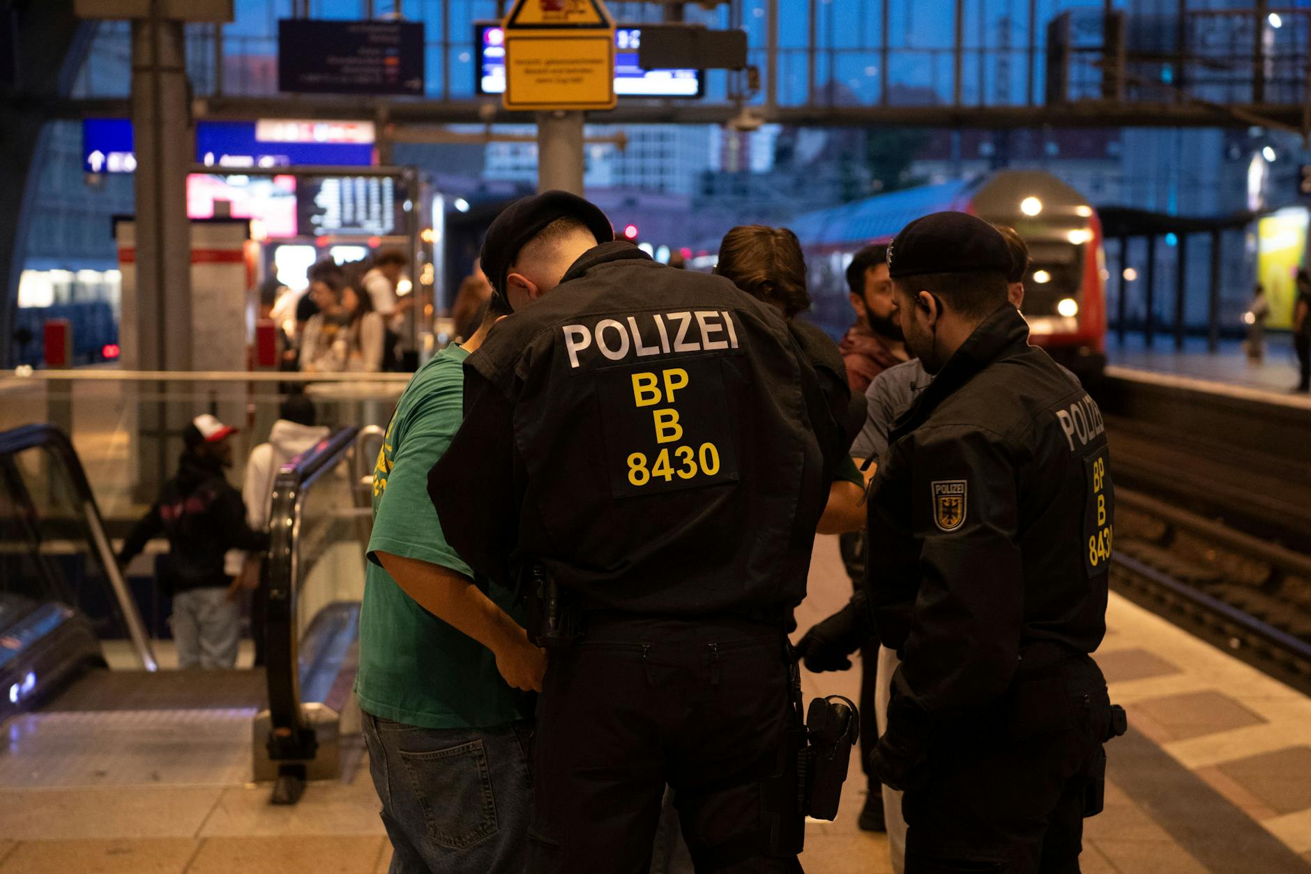 Die Berliner Polizei zieht eine positive Bilanz bei den verstärkten Kontrollen an Berliner Bahnhöfen.