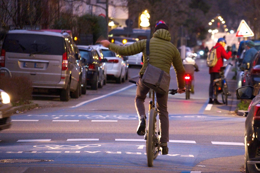 Fahrrad ohne Licht? Dem Neuköllner Essenskurier ist es egal – „Guck mich nicht so“