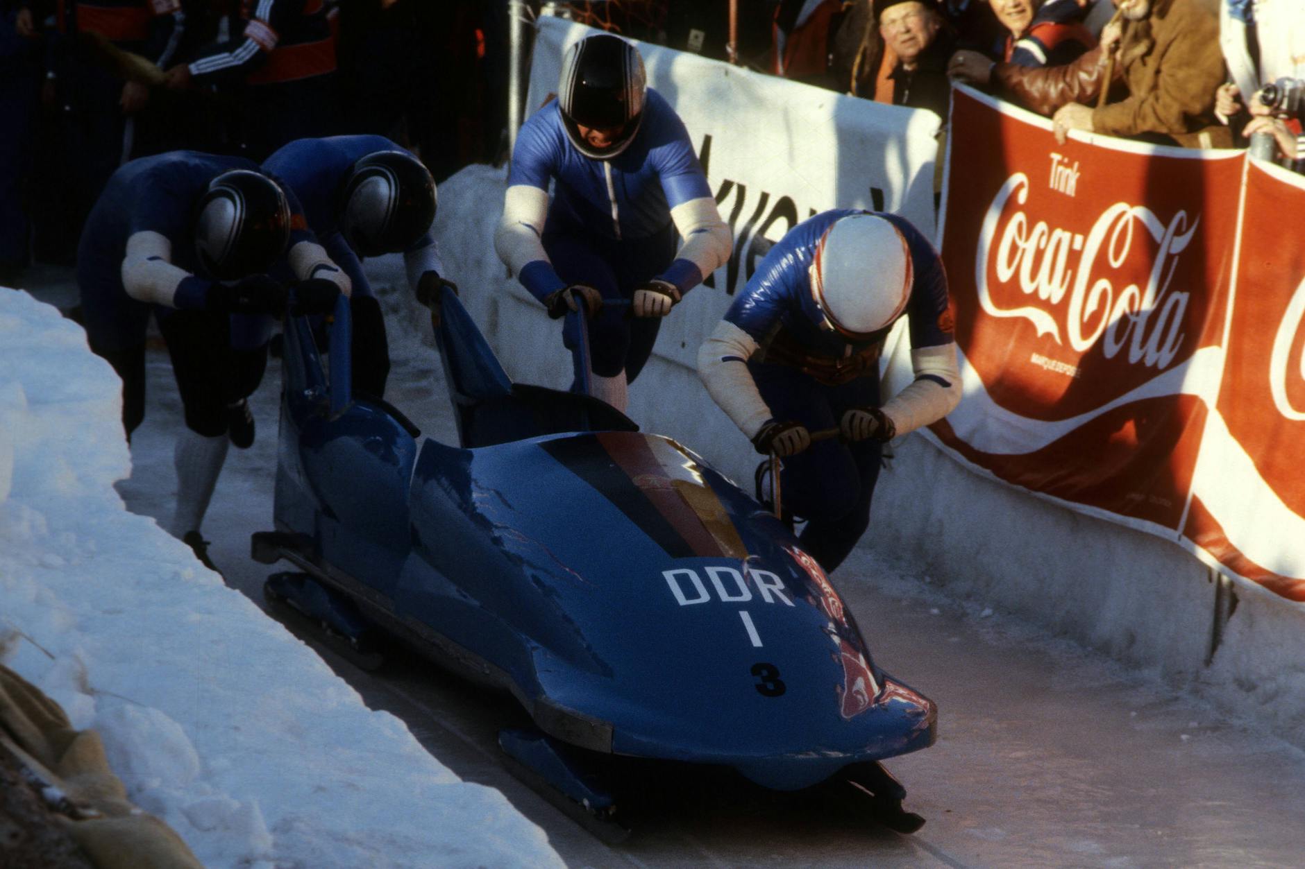 Bei den Olympischen Winterspielen in Sarajevo gewinnen Wolfgang Hoppe, Roland Wetzig, Dietmar Schauerhammer und Andreas Kirchner für die DDR Gold im Vierer.