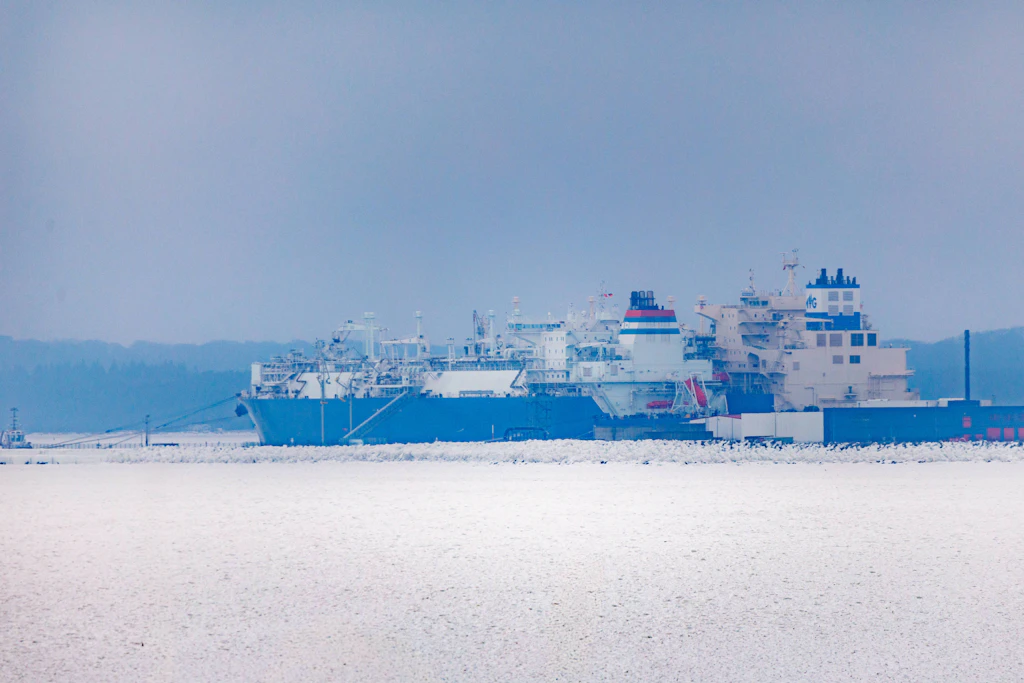 Eisbrecher im Einsatz vor LNG-Terminal bei Rügen
