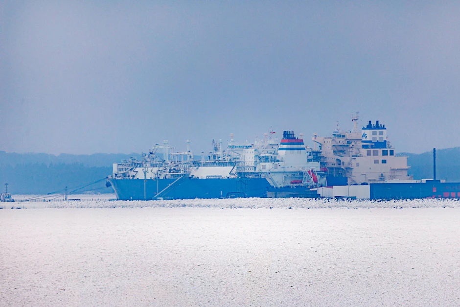 Der Schiffsverkehr im Hafen Mukran ist durch die dicke Eisschicht derzeit auf ein Minimum reduziert.
