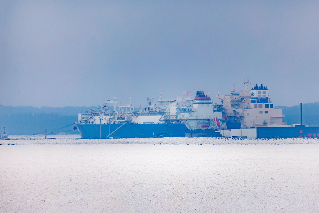 Eisbrecher im Einsatz vor LNG-Terminal bei Rügen