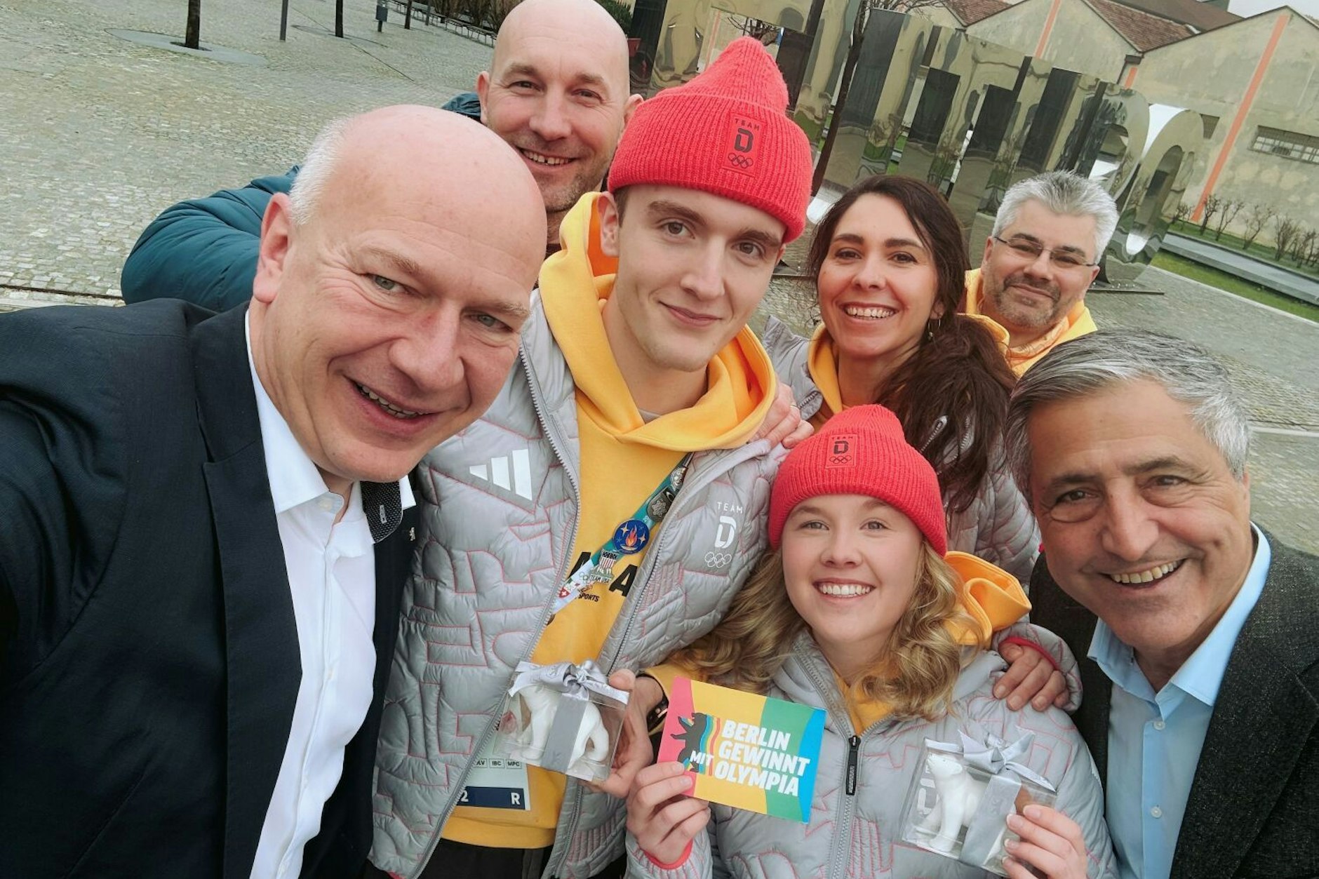Kai Wegner hat bei seinem Besuch bei den Olympischen Spielen auch deutsche Sportler getroffen.