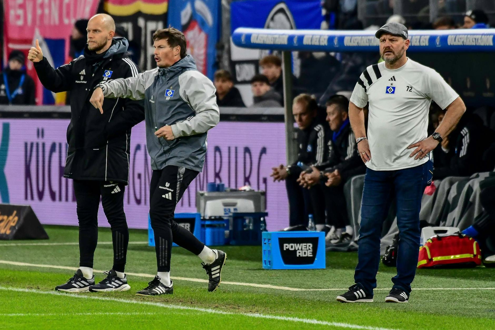 Nach dem 2:2 gegen Schalke wurde Steffen Baumgart Ende November 2024 beim Hamburger SV entlassen. Sein Co-Trainer Merlin Polzin (M.) führte den HSV danach in die Bundesliga.