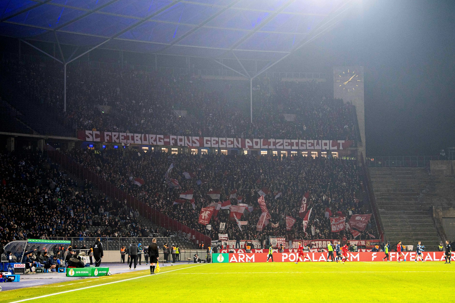 Im DFB-Pokal-Viertelfinale zwischen Hertha BSC und dem SC Freiburg zeigten die Gästefans ihre Solidarität mit den Herthanern, die bei der Auseinandersetzung mit der Polizei im Januar verletzt wurden.