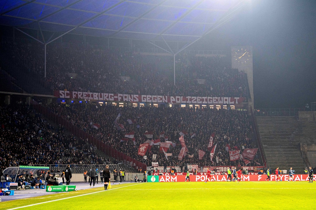 Hertha BSC ve SC Freiburg taraftarları polis şiddetine karşı tavır alıyor