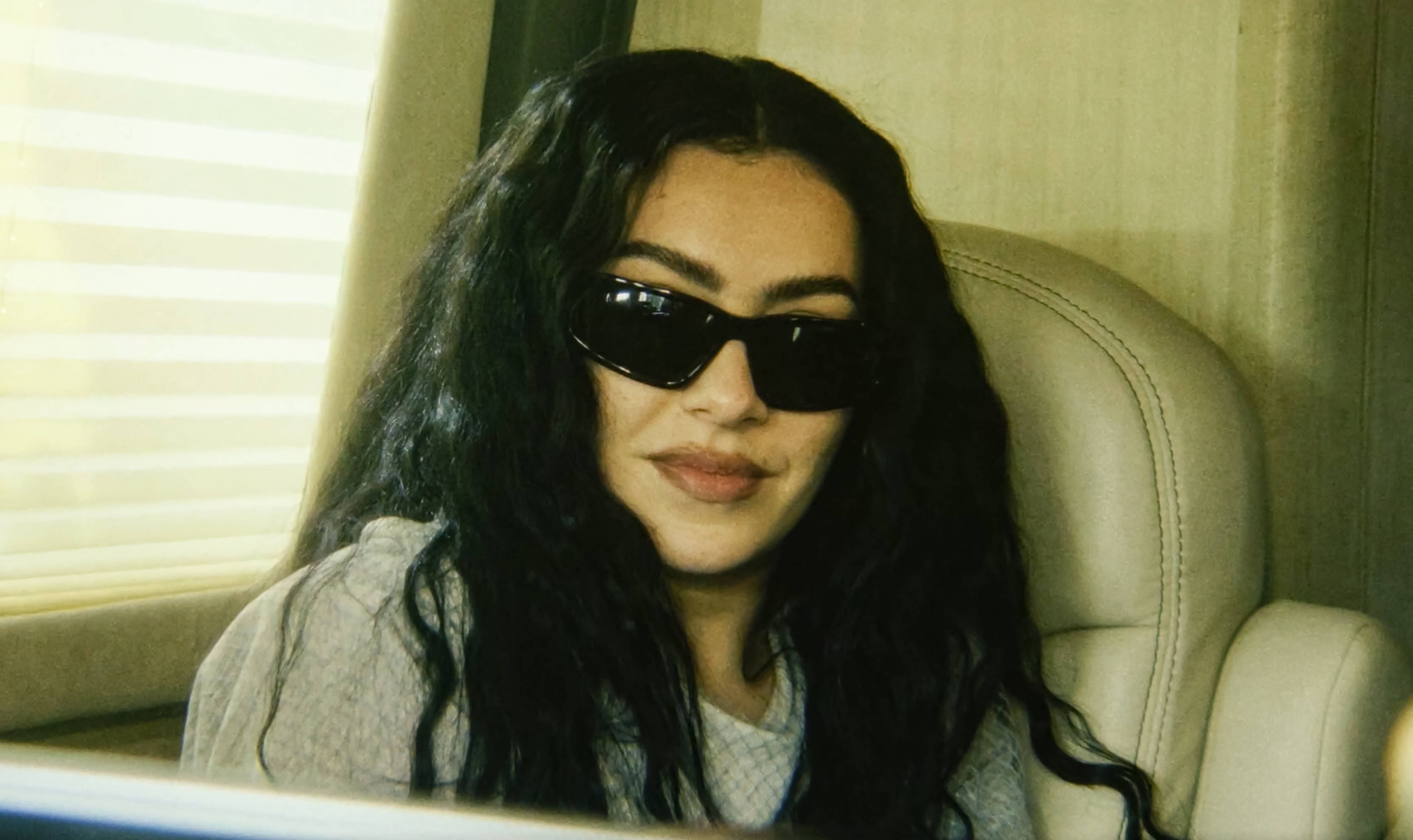 „The Moment“ mit Charli xcx: Warum die Sängerin darin den Rapper Haftbefehl kopiert