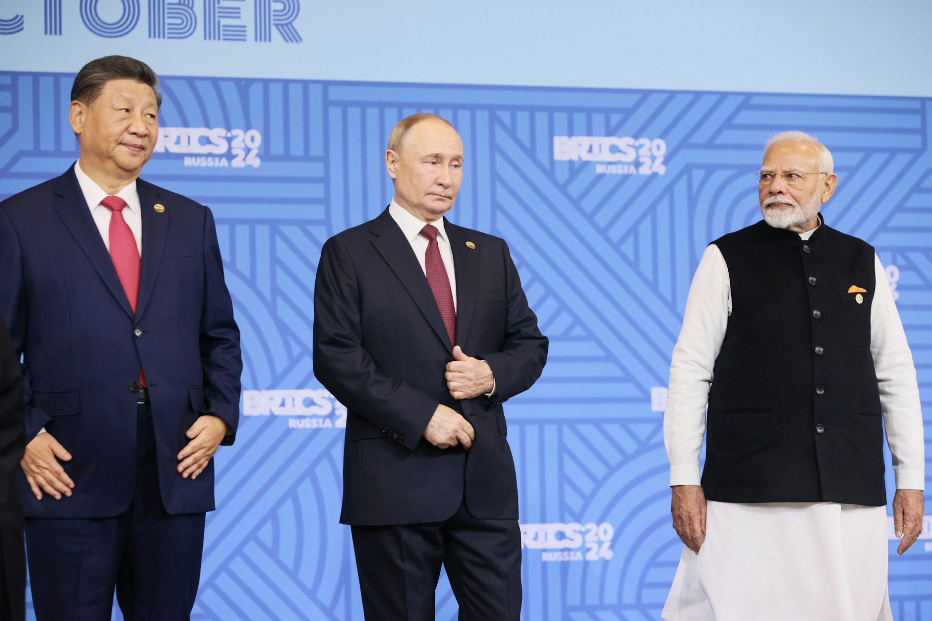 Xi Jinping,&nbsp;Wladimir Putin und Narendra Modi (v.l.) bei einem Brics-Gipfel. Russland fordert nun Fortschritte bei einer gemeinsamen Zahlungsinfrastruktur.