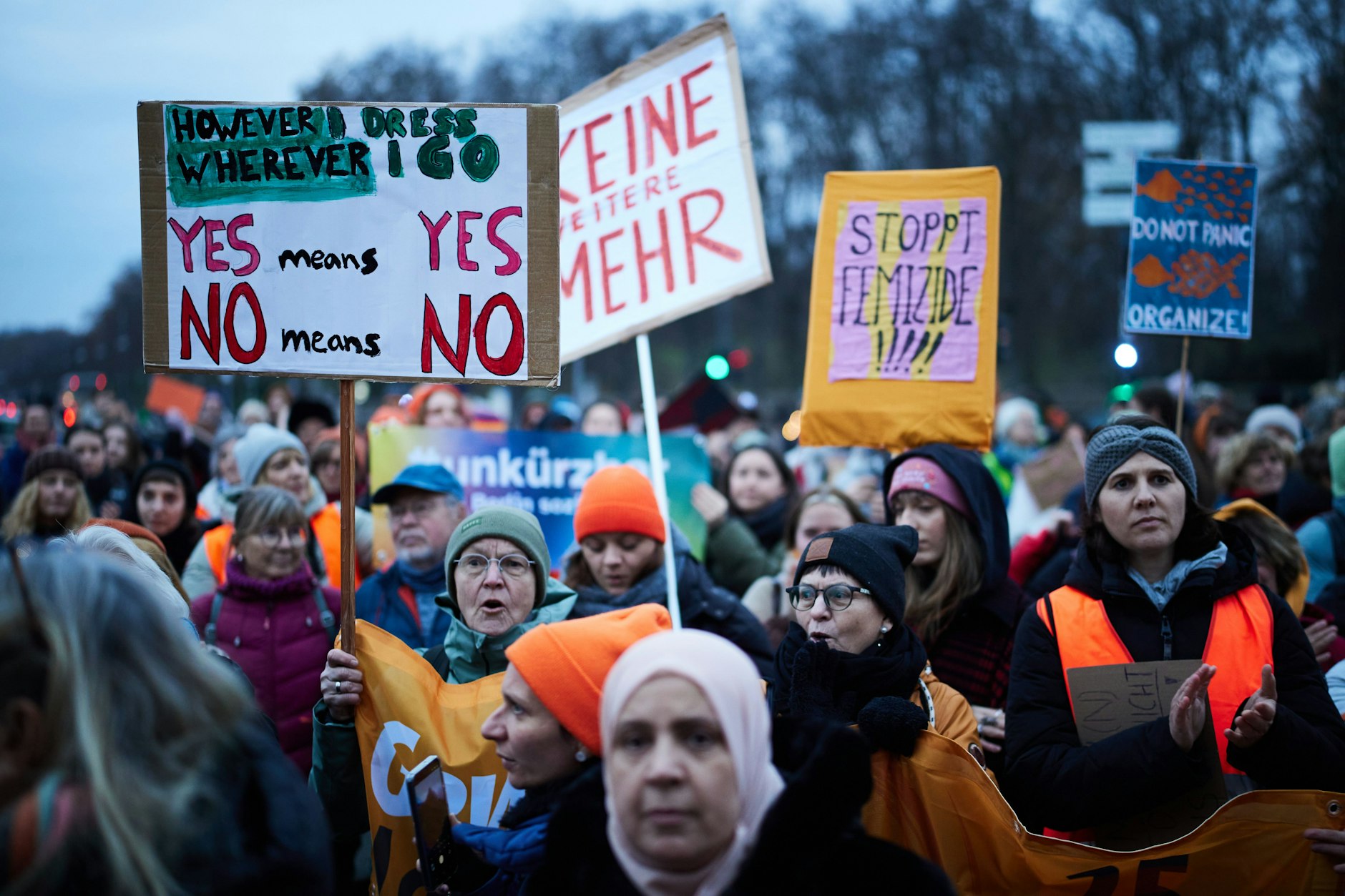 Zahlreiche Menschen nehmen an einer Kundgebung anlässlich des Internationalen Tages gegen Gewalt an Frauen vor dem Brandenburger Tor teil.
