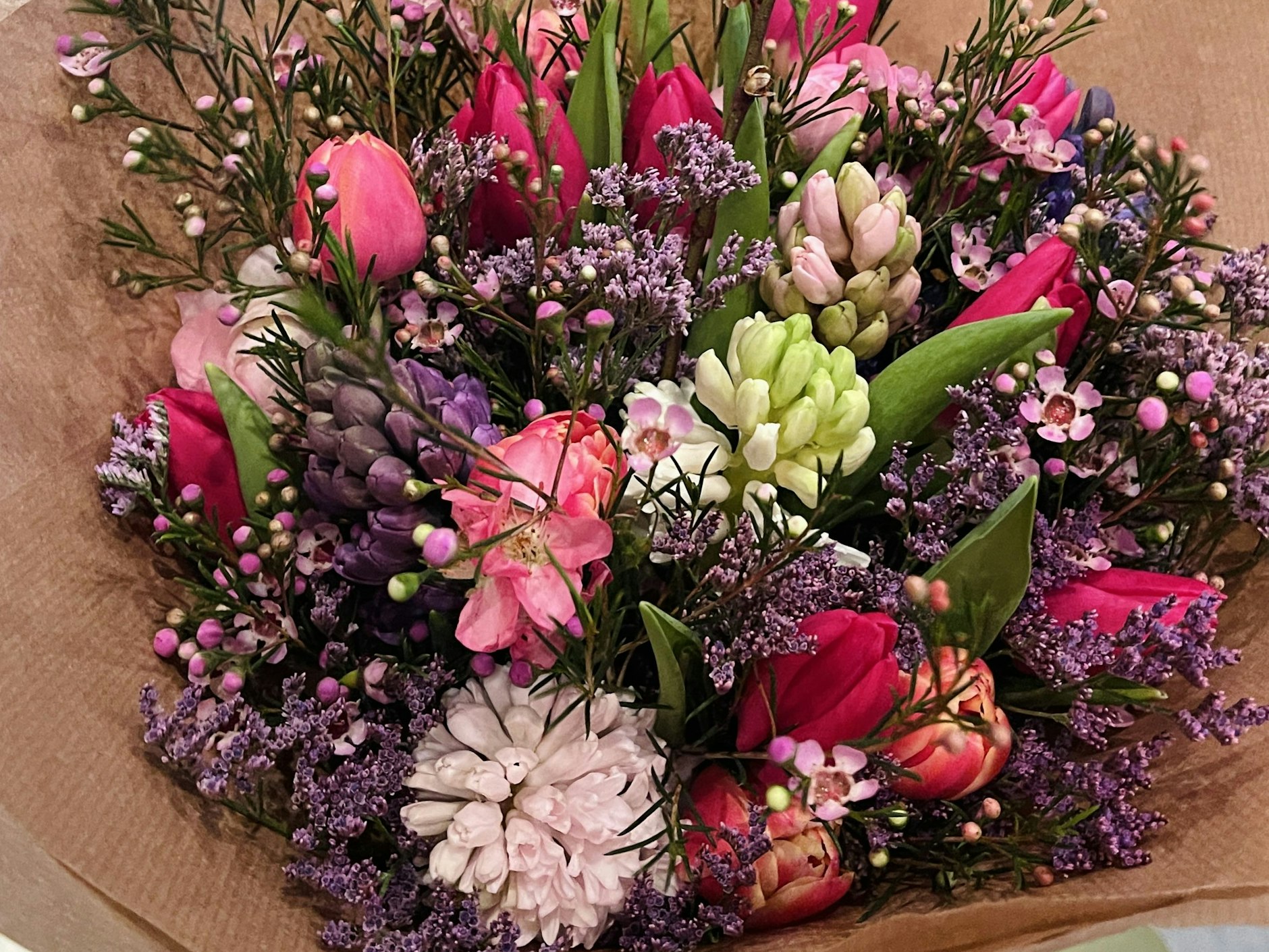 Ein Strauß mit saisonalen Blumen wie Tulpen, Hyazinthen und Ranunkeln