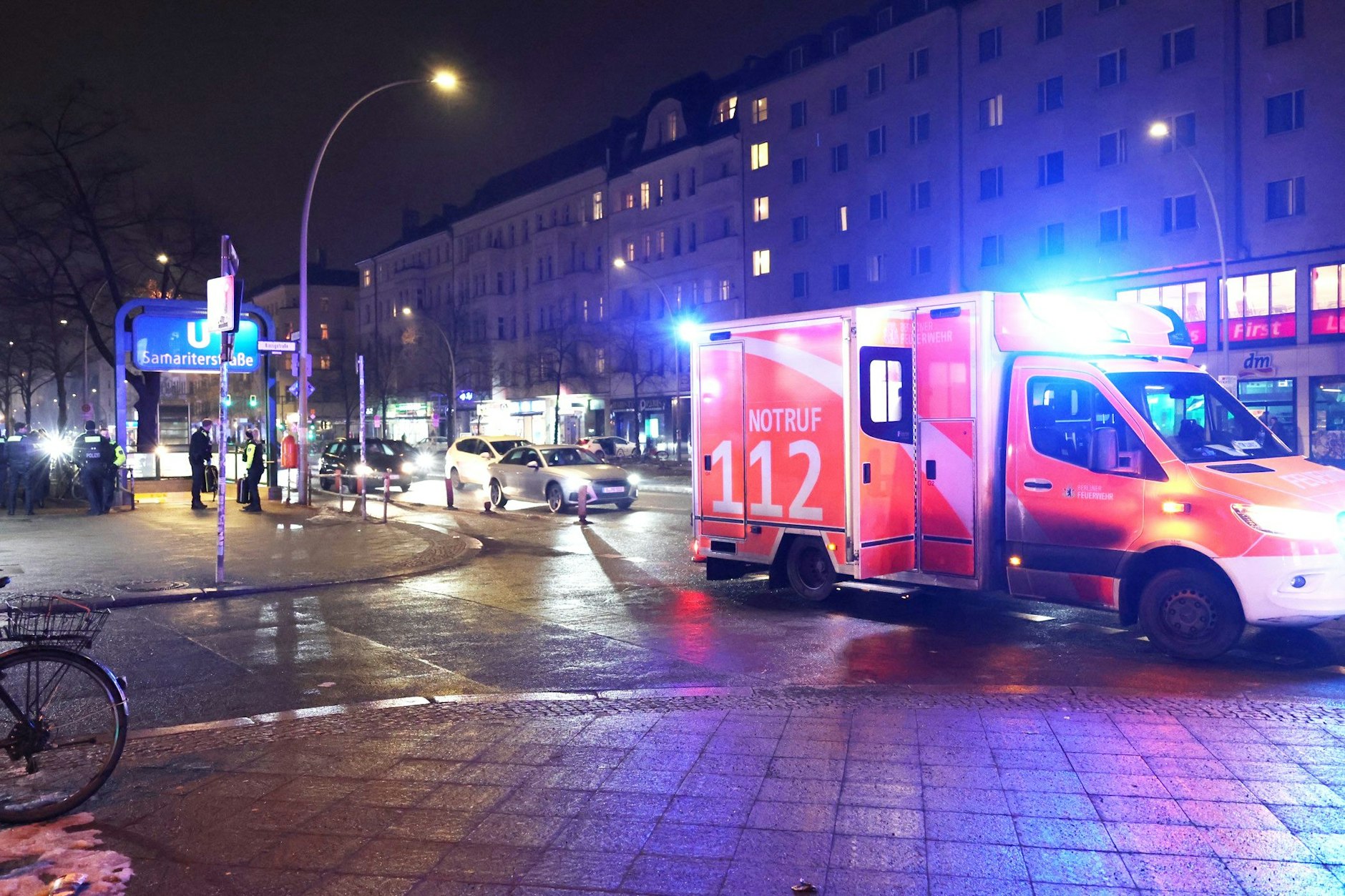 Einsatzkräfte mussten am U-Bahnhof Samariterstraße eine verletzte Person versorgen. Sie wurde von einer U-Bahn mitgeschleift.