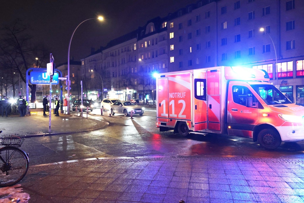 Schwerverletzter-im-U-Bahnhof-Samariterstra-e