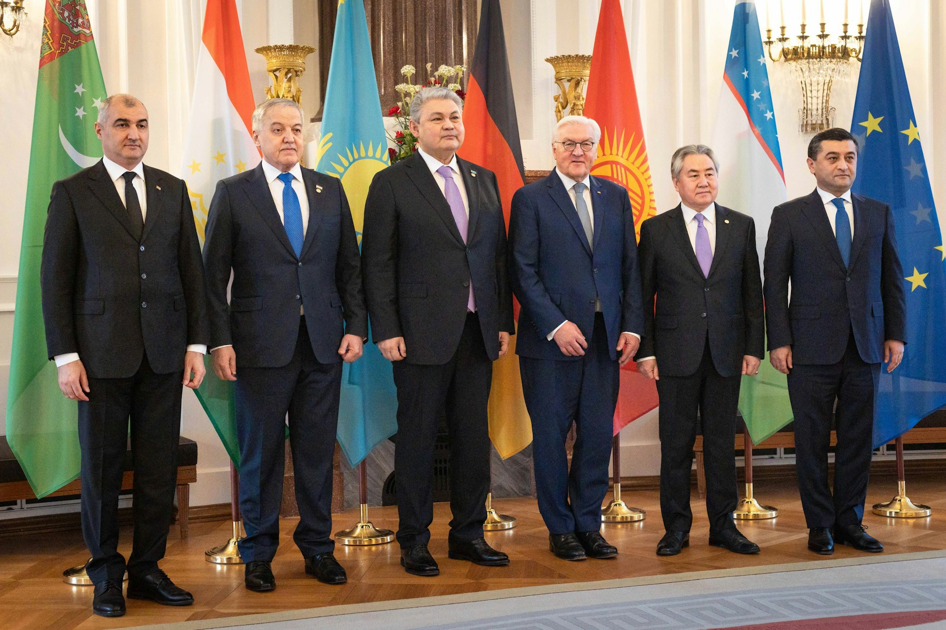 V. l. n. r.: Außenminister Ahmet Gurbanov (Turkmenistan), Sirodschiddin Muchriddin (Tadschikistan), Ermek Koscherbajew (Kasachstan), Bundespräsident Frank-Walter Steinmeier, Scheenbek Kulubajew (Kirgistan) und Bachtijor Saidow (Usbekistan) beim Empfang im Schloss Bellevue in Berlin.