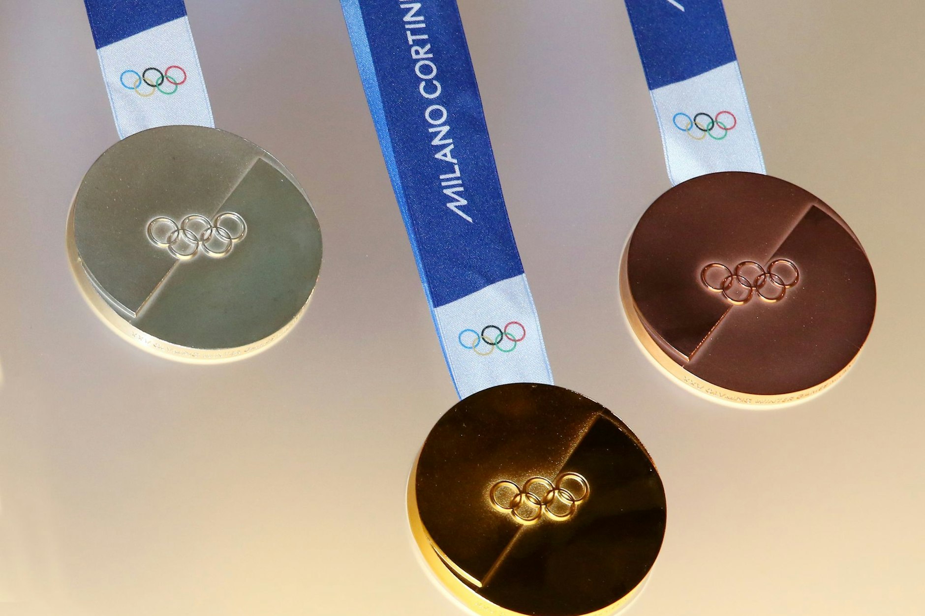 Eine Goldmedaille ist ungefähr 2000 Euro wert, Silber hingegen nur 1100 und Bronze 4,60 Euro.