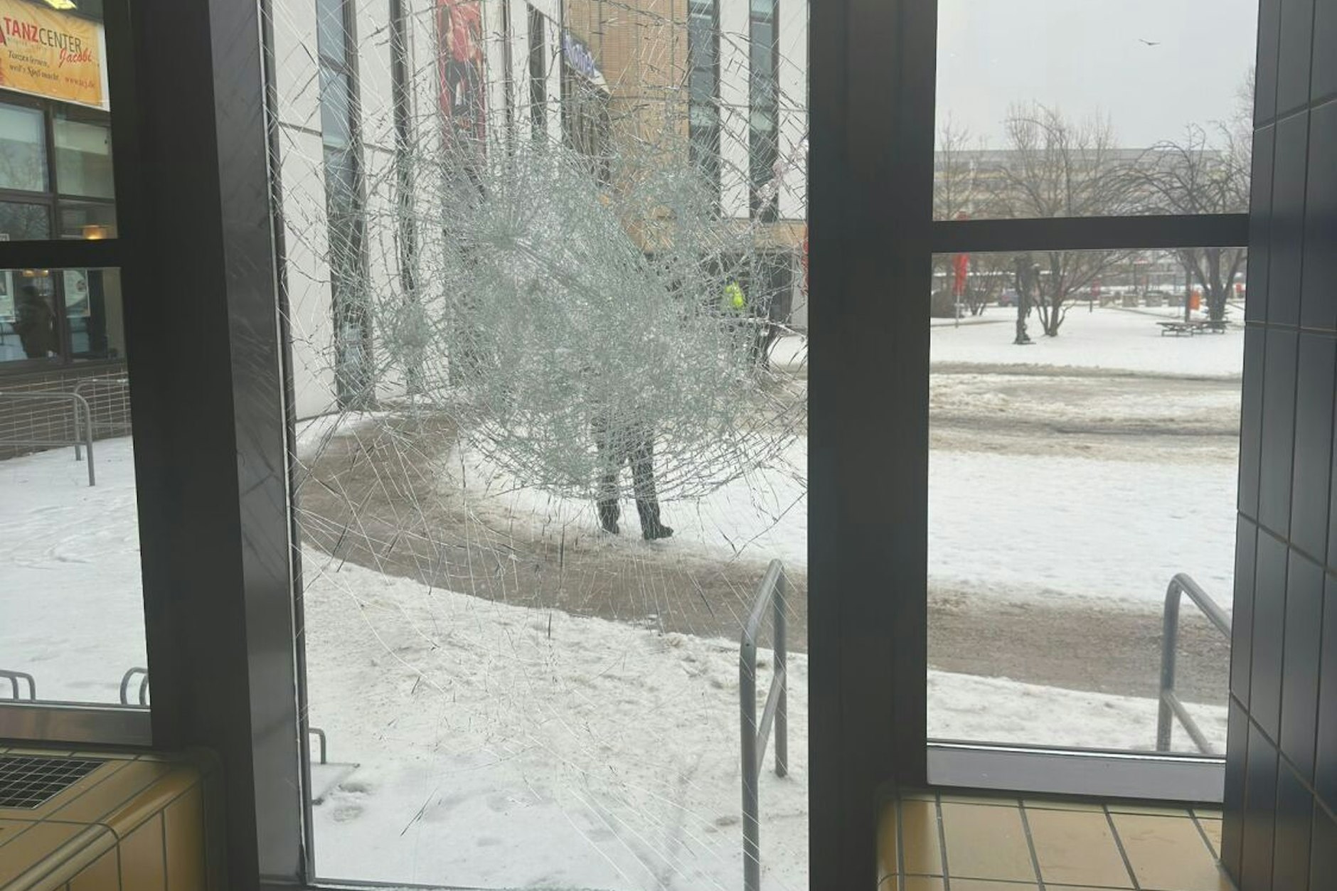 Der Eingangsbereich der Schwimmhalle des FFM wurde zerstört.