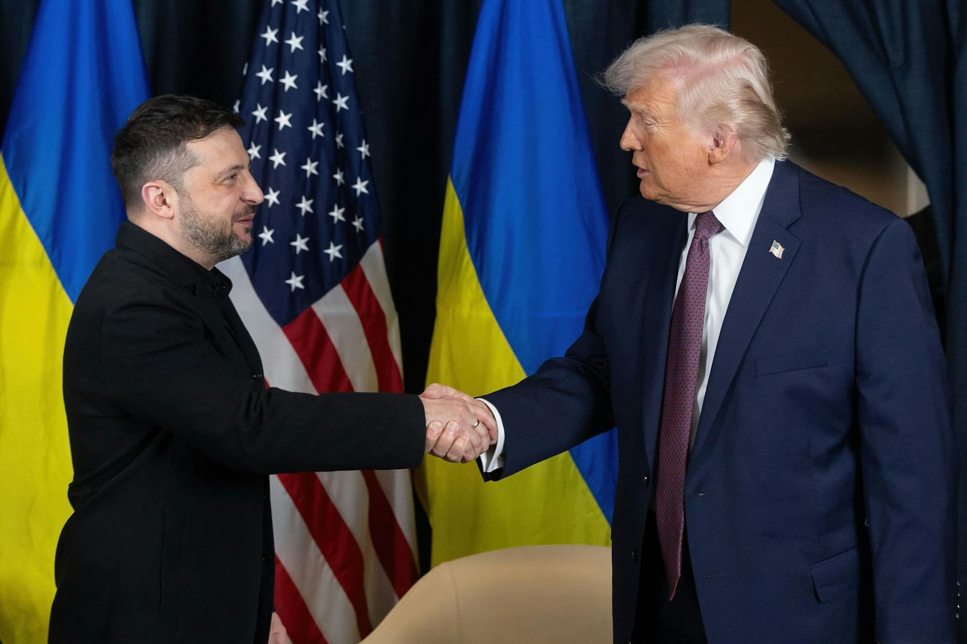 Davos: US-Präsident Donald Trump (r.) schüttelt dem ukrainischen Präsidenten Wolodymyr Selenskyj die Hand. Der Druck aus Washington auf Kiew ist derzeit hoch.