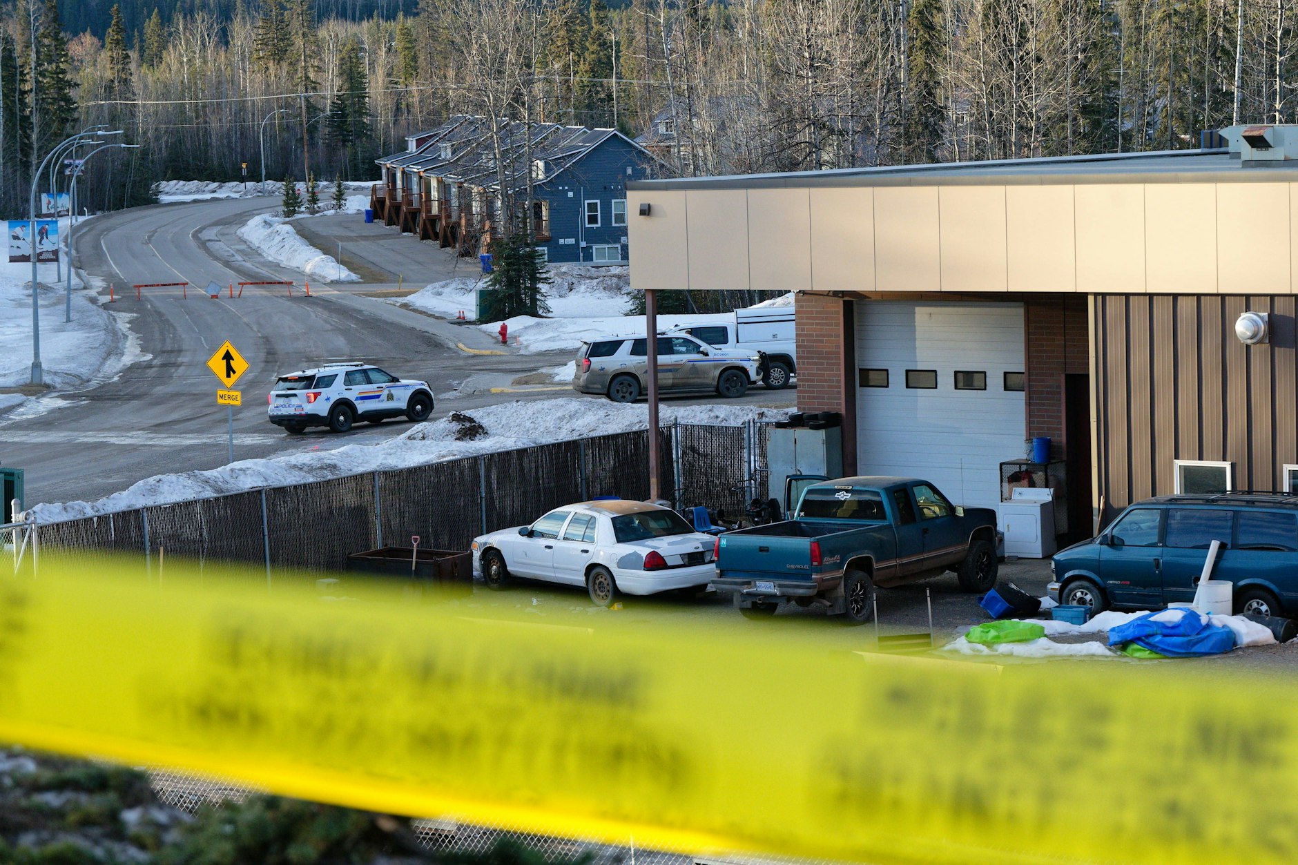 Tumbler Ridge: Einsatzwagen der Polizei stehen in der Schule.
