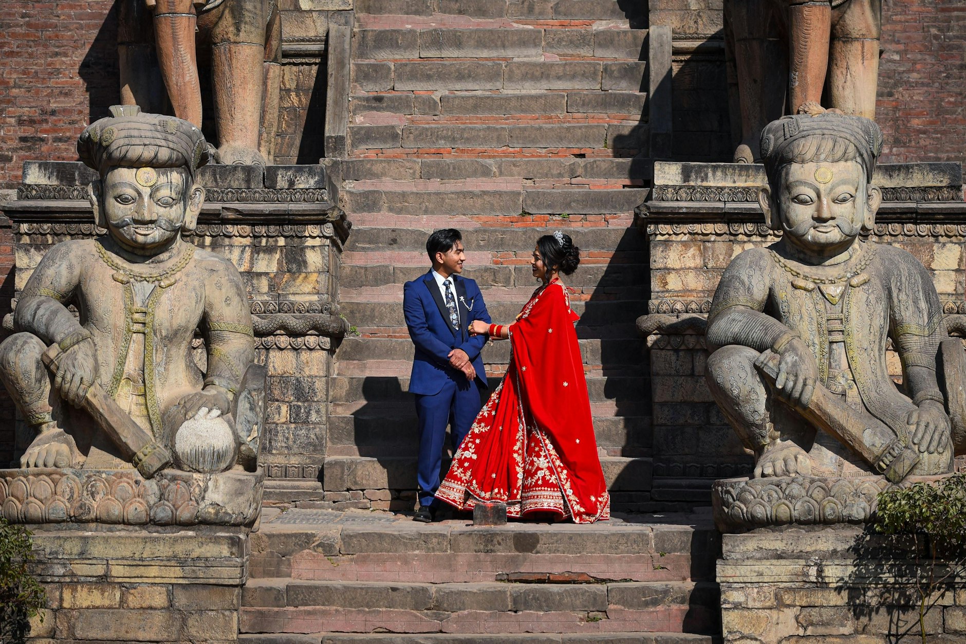 Viele Brautpaare lassen sich an den Tagen der Feiern an unterschiedlichen Sehenswürdigkeiten fotografieren, wie hier am Nyatapola-Tempel.