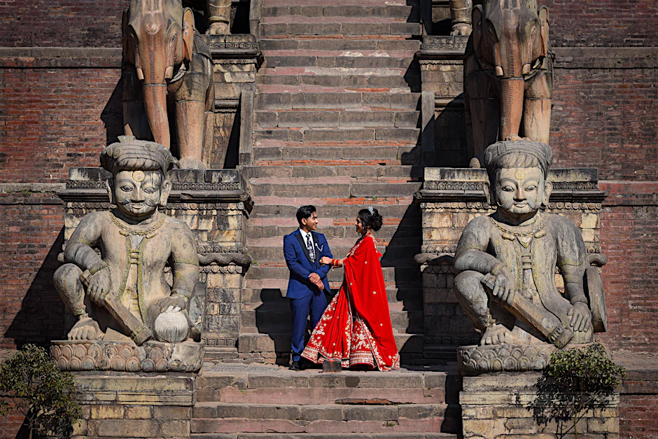 Viele Brautpaare lassen sich an den Tagen der Feiern an unterschiedlichen Sehenswürdigkeiten fotografieren, wie hier am Nyatapola-Tempel.
