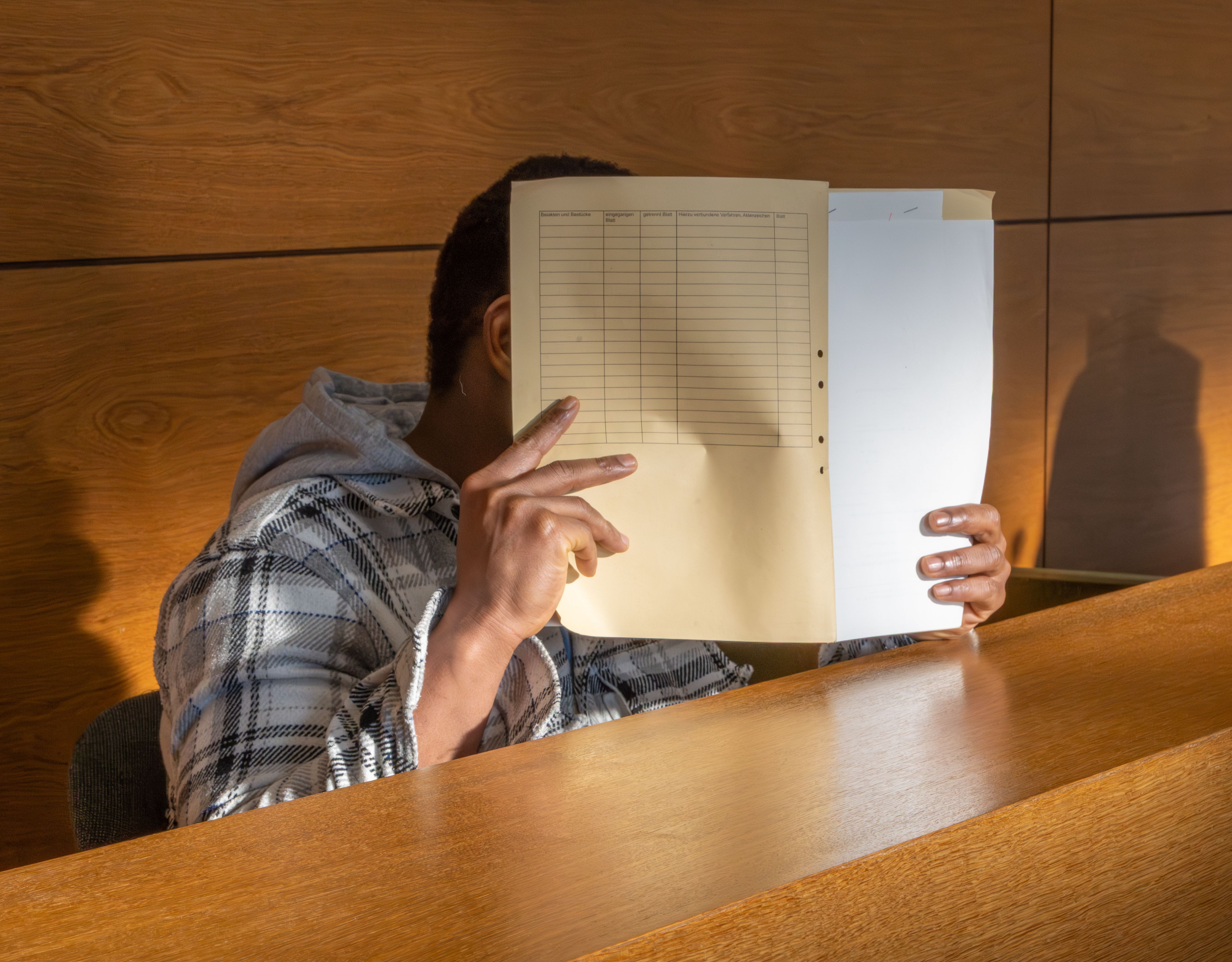 Kippen-Sünder beißt Ordnungsamts-Mitarbeiter ins Gesicht