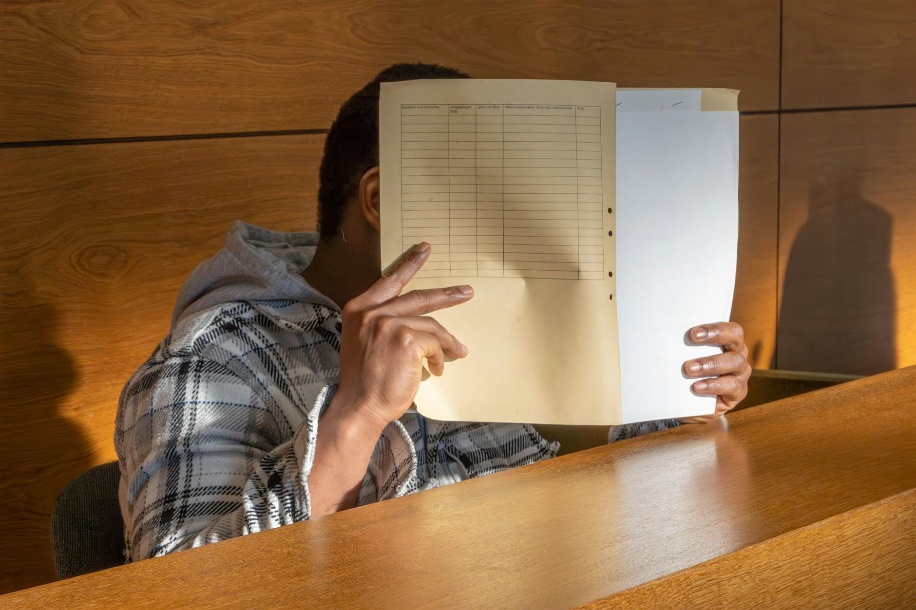 Kippen-Sünder beißt Ordnungsamts-Mitarbeiter ins Gesicht