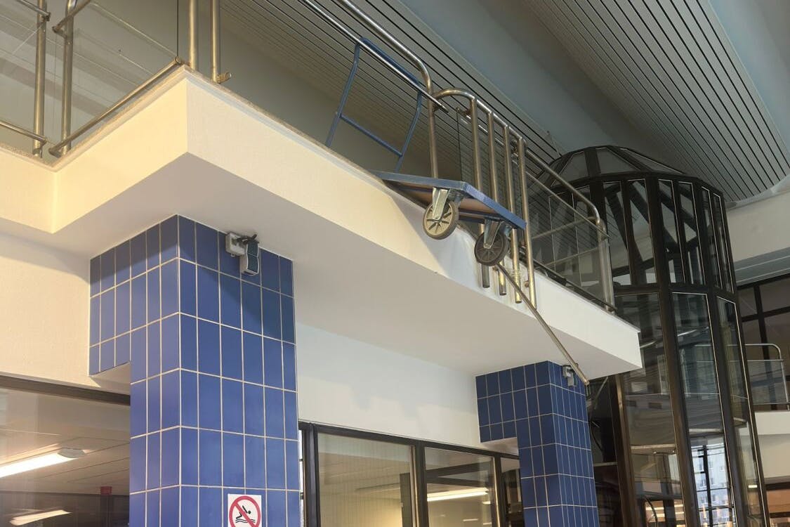 Der 31-Jährige zerstörte mit einem Rollwagen eine Glasabsperrung des Schwimmbads.